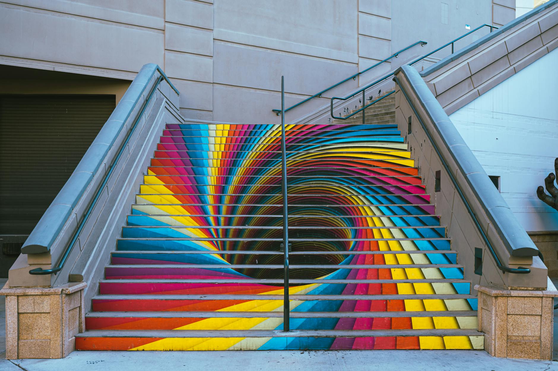Kolorowe miejskie schody z iluzją spiralną na stopniach