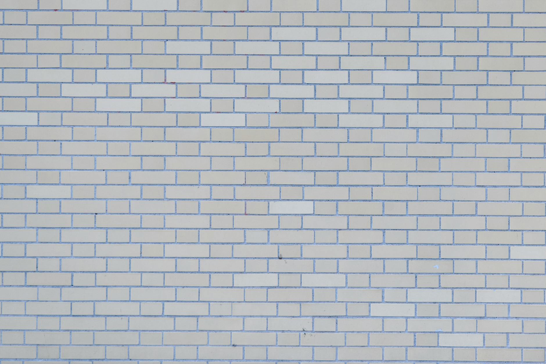 Biała ceglana ściana w nowoczesnym stylu elewacji