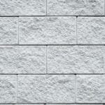 Biała ceglana ściana z wyraźną fakturą jako tło elewacji