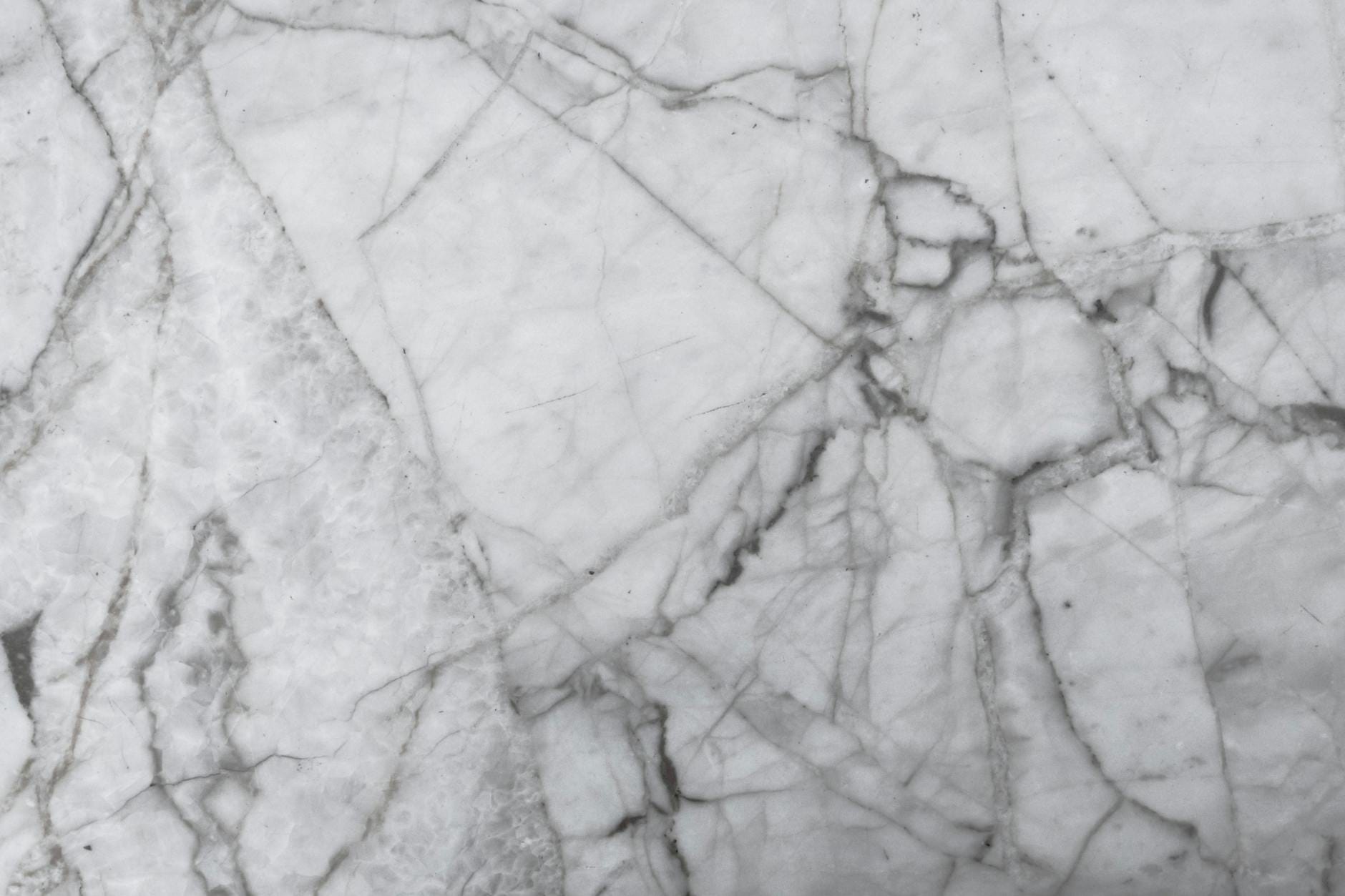 Zbliżenie tekstury jasnego kamienia na płytę tarasową