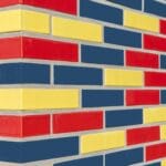 Jak zrobić narożniki z cegły dekoracyjnej, żeby wyglądały jak z prawdziwej cegły Narożnik ściany z dekoracyjnych płytek cegłowych w żywych kolorach