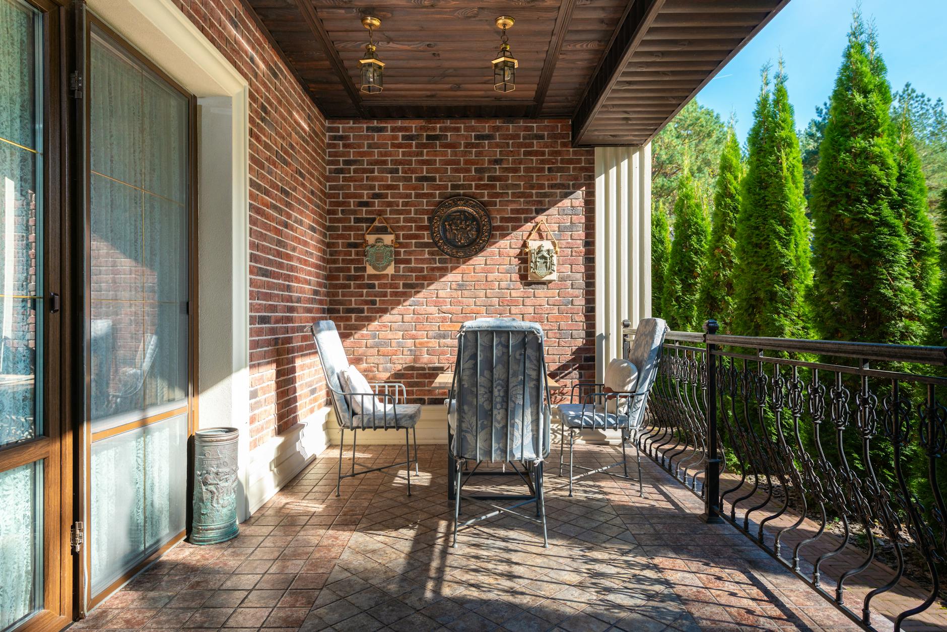 Przytulny taras z krzesłami przy ceglanej ścianie w słoneczny dzień