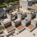 Betonowe tarasy z zielenią na dachu nowoczesnego budynku z lotu ptaka