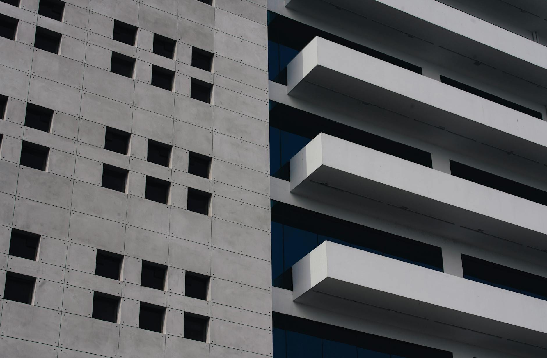 Nowoczesna elewacja z betonu architektonicznego o geometrycznym układzie