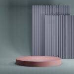 Różowe podium na tle szarych pionowych paneli 3D
