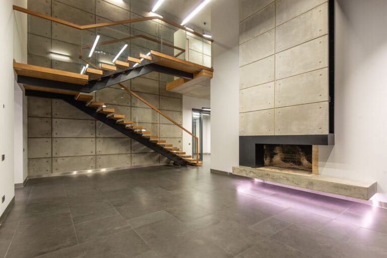 Płyty z betonu architektonicznego czy tynk betonowy – co wybrać na ścianę?