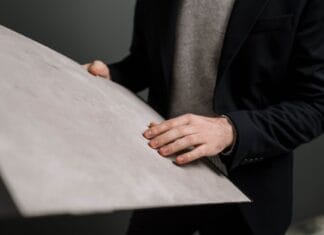 Płyty betonowe z marketu budowlanego czy od producenta na zamówienie? Porównanie jakości